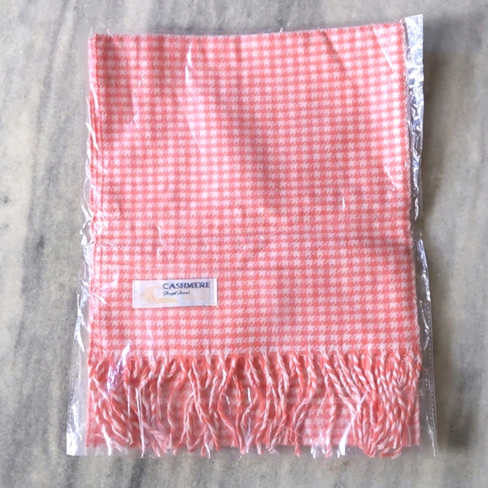 NWT. Woman's 100% Cashmere houndstooth check scarf.